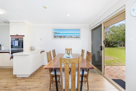 Ocean Breeze Villa - Accommodation Guide 3