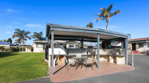 Ocean Bridge Lakes Entrance - Accommodation Asia 3