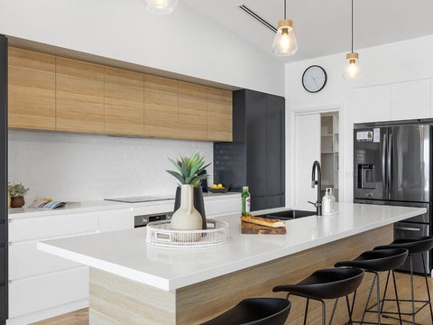 Ocean Scene - Accommodation Guide 2