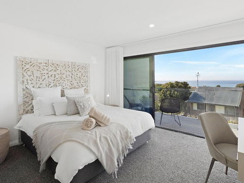 Ocean Scene - Accommodation Guide 3