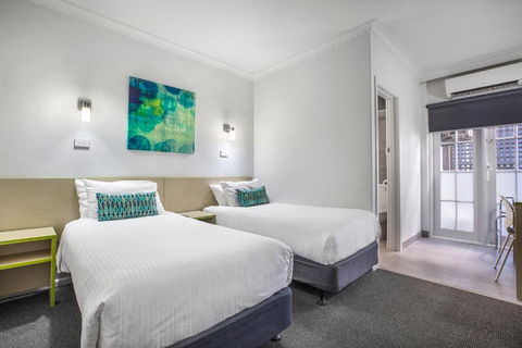 Nightcap At Skyways Hotel - Accommodation Guide 1