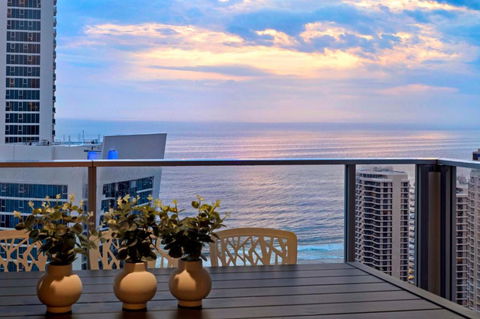 OCEAN VIEW APARTMENTS - Circle On Cavill - Self Contained & Privately Managed - Accommodation Guide 0