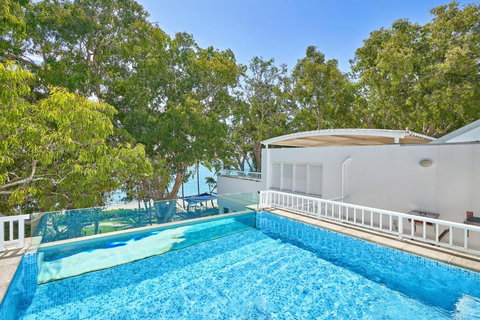 Oceanfront Penthouse Apartment Beach Club Palm Cove - Accommodation Guide 0