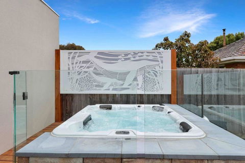 OG Spa Retreat- 3 Bedroom, Spa, Central, Aircon - Accommodation Guide 0