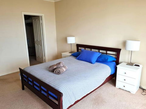On The Bay - Accommodation Guide 1