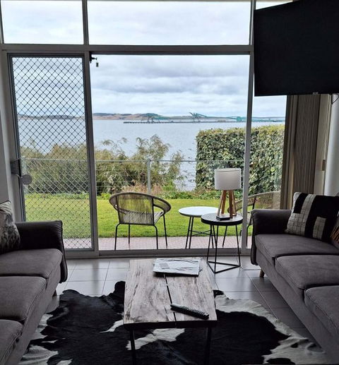 ON THE WATERS EDGE - Accommodation Guide 0