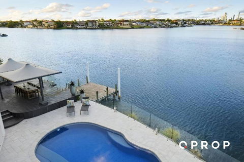 Opulent Waterfront Home - Accommodation Asia 1