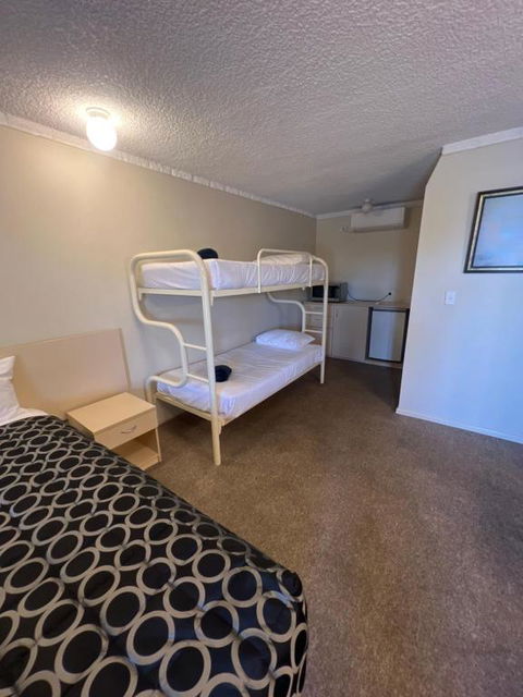 OVERLANDER MOTOR LODGE - Accommodation Guide 3