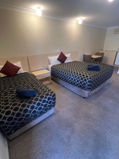 OVERLANDER MOTOR LODGE - Accommodation Guide 2