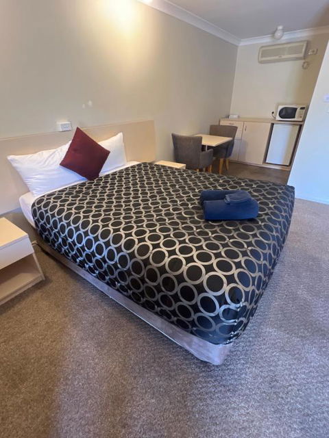 OVERLANDER MOTOR LODGE - Accommodation Guide 1