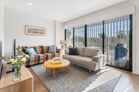 Park Life! Elegant & Sun-Filled 2 Bed 2 Bath Home In Caulfield North - Accommodation Asia 0