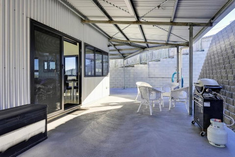 Park Beach Retreat - Accommodation Guide 1