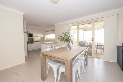 Park Villa Spacious 2 Bedroom Unit Close To CBD - Accommodation Asia 1