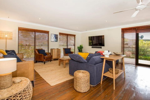 Pax And Coral Pet Friendly 4 Mins Walk To Beach - Accommodation Asia 1