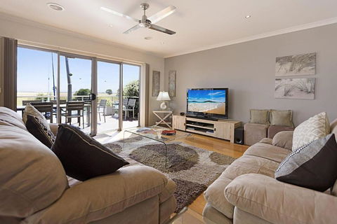 Pelican Landing - Accommodation Guide 0