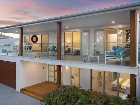 Perfect Beachhouse Lakes Surf At Your Feet - Accommodation Asia 2