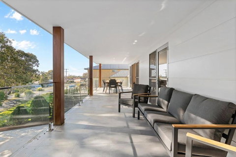 Perfect Beachhouse Lakes Surf At Your Feet - Accommodation Asia 3