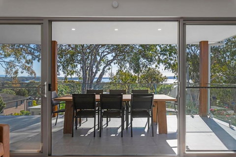 Perfect Beachhouse Lakes Surf At Your Feet - Accommodation Asia 0