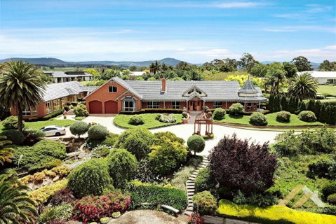 Perfect Entertainer-s Home With Pool - Accommodation Guide 0