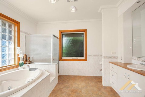 Perfect Entertainer-s Home With Pool - Accommodation Guide 2