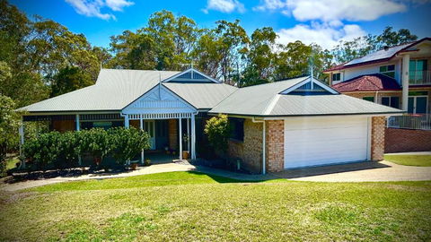 Perfect North Brisbane Retreat 4 Bed - Accommodation Asia 0
