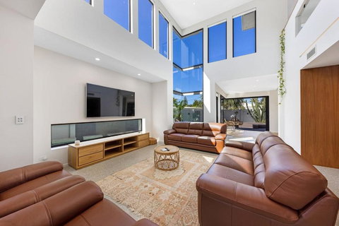 Pet Friendly Luxury Stay Walk To Beach - Accommodation Asia 1