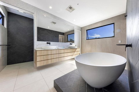 Pet Friendly Luxury Stay Walk To Beach - Accommodation Asia 3