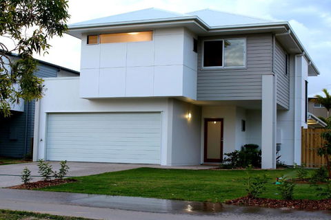 Petrie Beach Holiday Home - Accommodation Asia 0