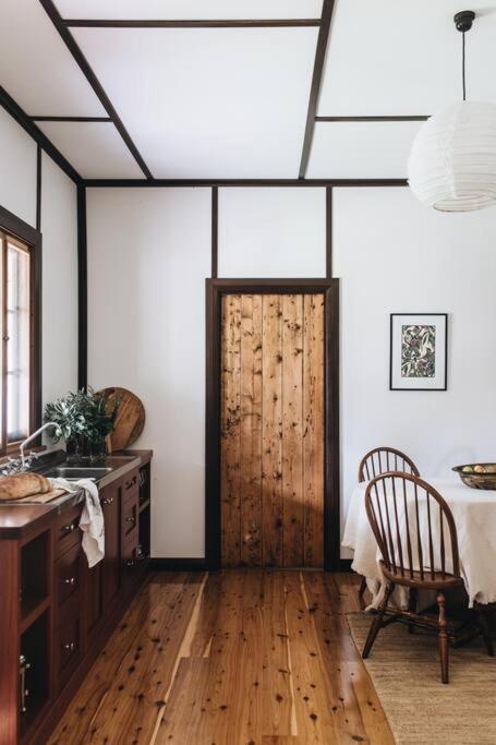 Pickers Hut - A Country Style Featured Dream Stay - Accommodation Asia 1