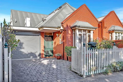 Picket Fence Cottage - Steps From Adelaide Oval - Accommodation Guide 0
