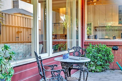 Picket Fence Cottage - Steps From Adelaide Oval - Accommodation Guide 1