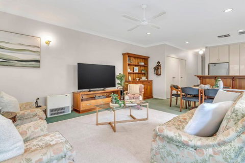 Picket Fence Cottage - Steps From Adelaide Oval - Accommodation Guide 3