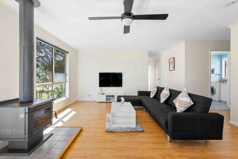 Picturesque Lakeside Getaway: Views, Beach, Park - Accommodation Asia 2