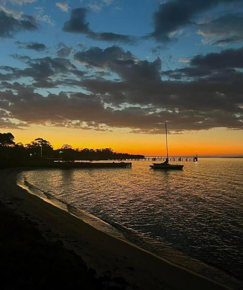 Picturesque Lakeside Getaway: Views, Beach, Park - Accommodation Asia 1