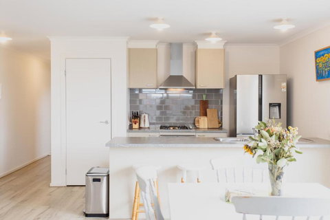 Poa Place - Sleeps 6 - Pet Friendly - Accommodation Asia 1