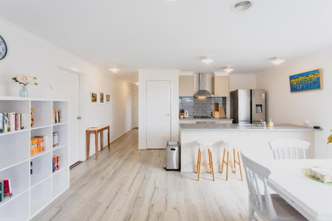 Poa Place - Sleeps 6 - Pet Friendly - Accommodation Asia 2