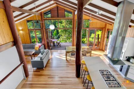Pole Home In Paradise @ Kuranda - Accommodation Asia 2