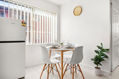 Polished 2-Bed Unit In The Heart Of Parramatta - Accommodation Guide 1