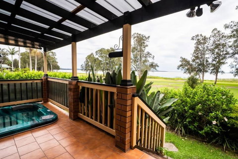 Pool And Spa On The Lakefront With Suite Studio - Accommodation Asia 0