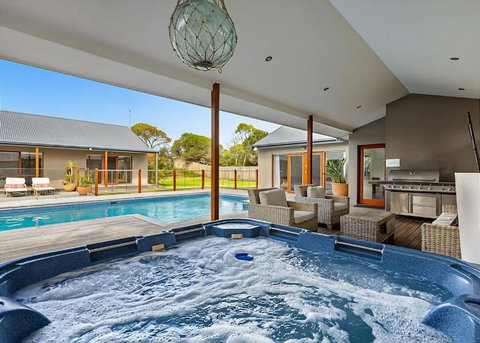 Pool Haven On Leah - Accommodation Asia 0