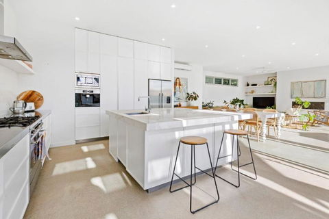 Poolside Paradise Mount Eliza - Accommodation Asia 1
