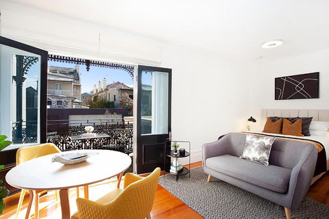 Perfect Located Comfy Studio With Balcony - Accommodation Guide 1