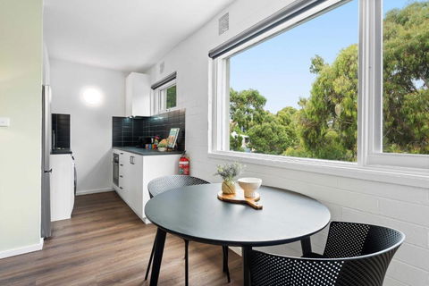 Pristine 1-Bed Unit Moments From Royal Park - Accommodation Asia 1