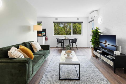 Pristine 1-Bed Unit Moments From Royal Park - Accommodation Asia 0