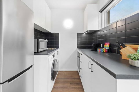 Pristine 1-Bed Unit Moments From Royal Park - Accommodation Asia 2
