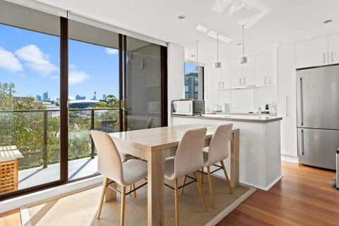 Prime Location 2-Bed Apartment With Parking - Accommodation Asia 1