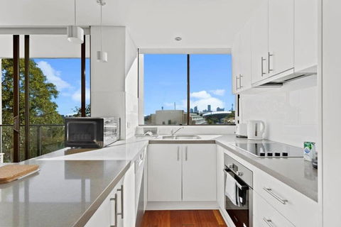 Prime Location 2-Bed Apartment With Parking - Accommodation Asia 3