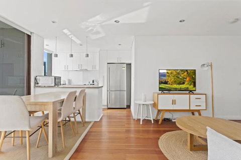 Prime Location 2-Bed Apartment With Parking - Accommodation Asia 2