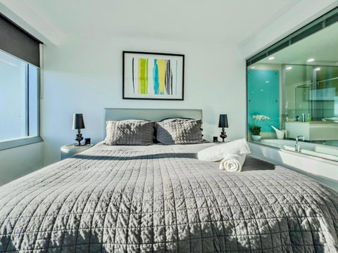 Q1 Skyview Retreat - Level 31 Spectacular Views - Accommodation China 1