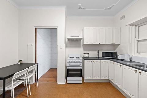 Quadruple Room - Near Transport & Shops - Shared Bathroom - Accommodation Asia 3